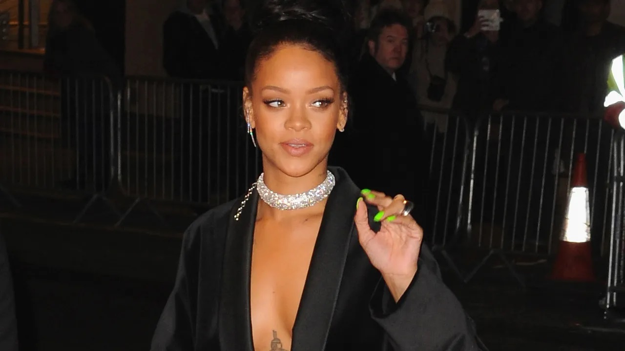 4. Outfituri de club - cum se imbraca celebritatile pentru evenimente in club - Rihanna, rochie neagra cu decolteu adanc